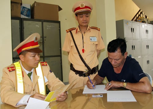 Lào Cai: Giả danh phóng viên để qua mặt cảnh sát giao thông